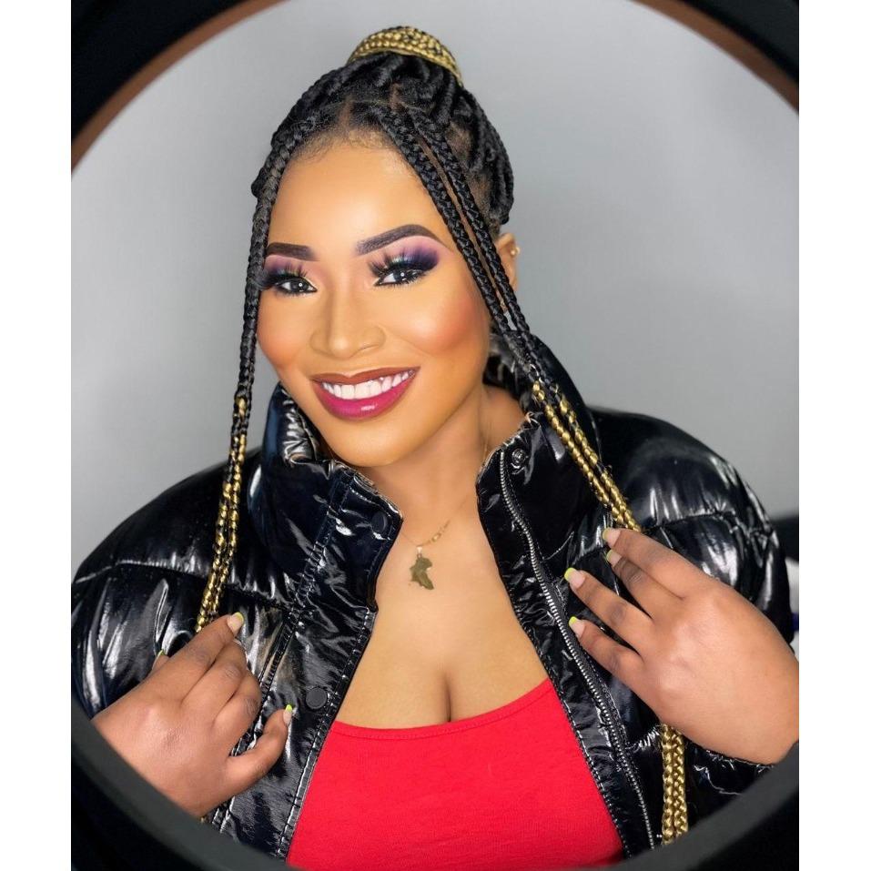 Box Braids mit goldenen Haarmanschetten, Styling von SAMTEE EMPIRE
