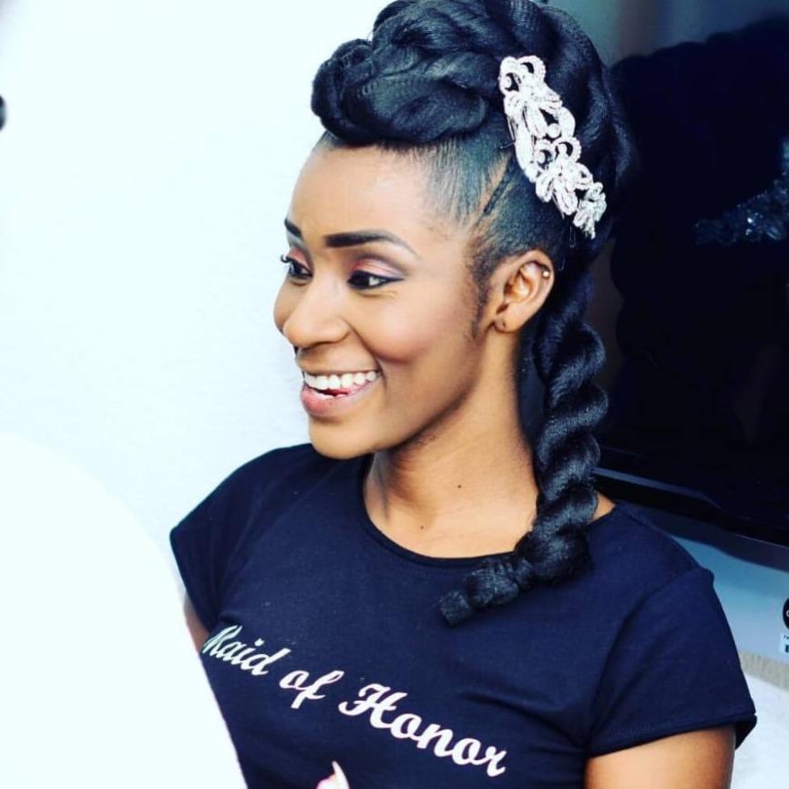 Kundin mit festlich geflochtenem Braid-Dutt und Haarschmuck bei SAMTEE EMPIRE