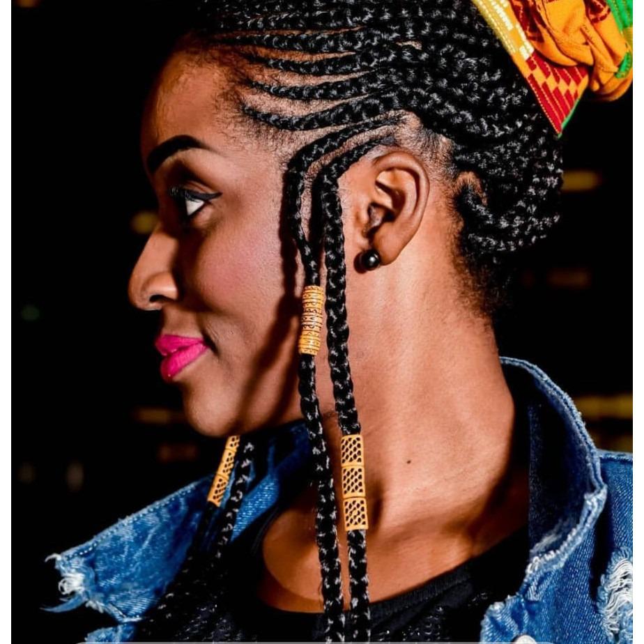 Kundin von SAMTEE EMPIRE mit perlenverzierten Cornrow-Braids und Ankara-Kopftuch